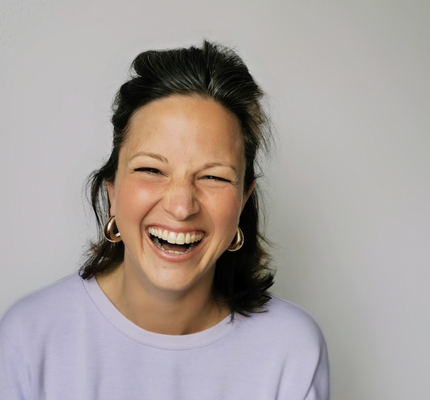 events - Dr. Sabrina Schmitz, die lachend in die Kamera schaut. - DrSabrinaSchmitz