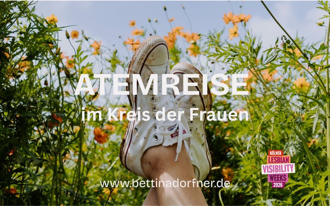 event - frauenbeine auf frühlingswiese in sneaker - Atemreise im Kreis der Frauen – Lebendigkeit und Balance spüren