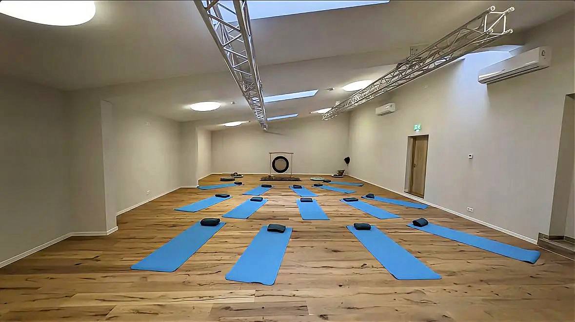 event - Heller und großzügiger Yogaraum (105 m²) .Der Raum verfügt über eine angenehme Fußbodenheizung für die kalte Jahreszeit und spezielle Deckenbefestigungen für Aerial Yoga - Balance im Herz, 