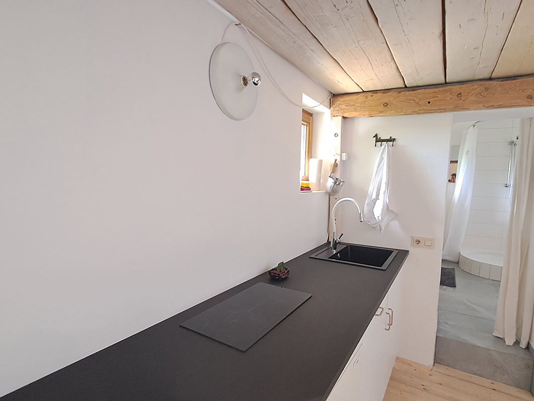 location: … in der kleinen Küchenzeile findest Du 2 Induktionskochplatten, einen Kühlschrank, ein Spülbecken, Töpfe, Pfannen und Geschirr - integer me · Appartement mit Yoga und Reiki · in der Eifel