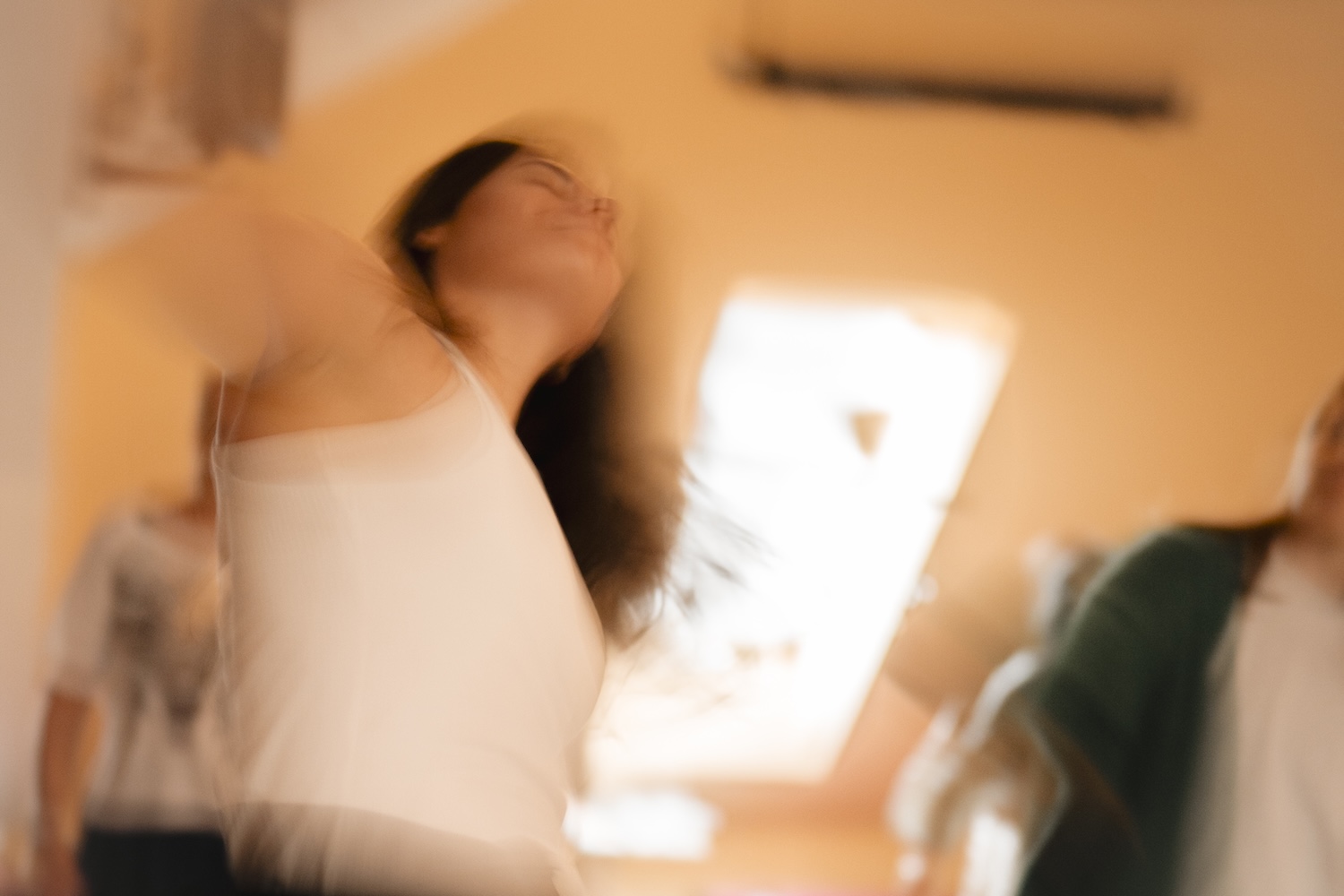 event: Eine Teilnehmerin im Moment, eingefangen auf einer unserer Ecstatic Experiences. - ECSTATIC DANCE TÜBINGEN | ECSTATIC EXPERIENCE: DANCE, FOOD, SOCIALIZE