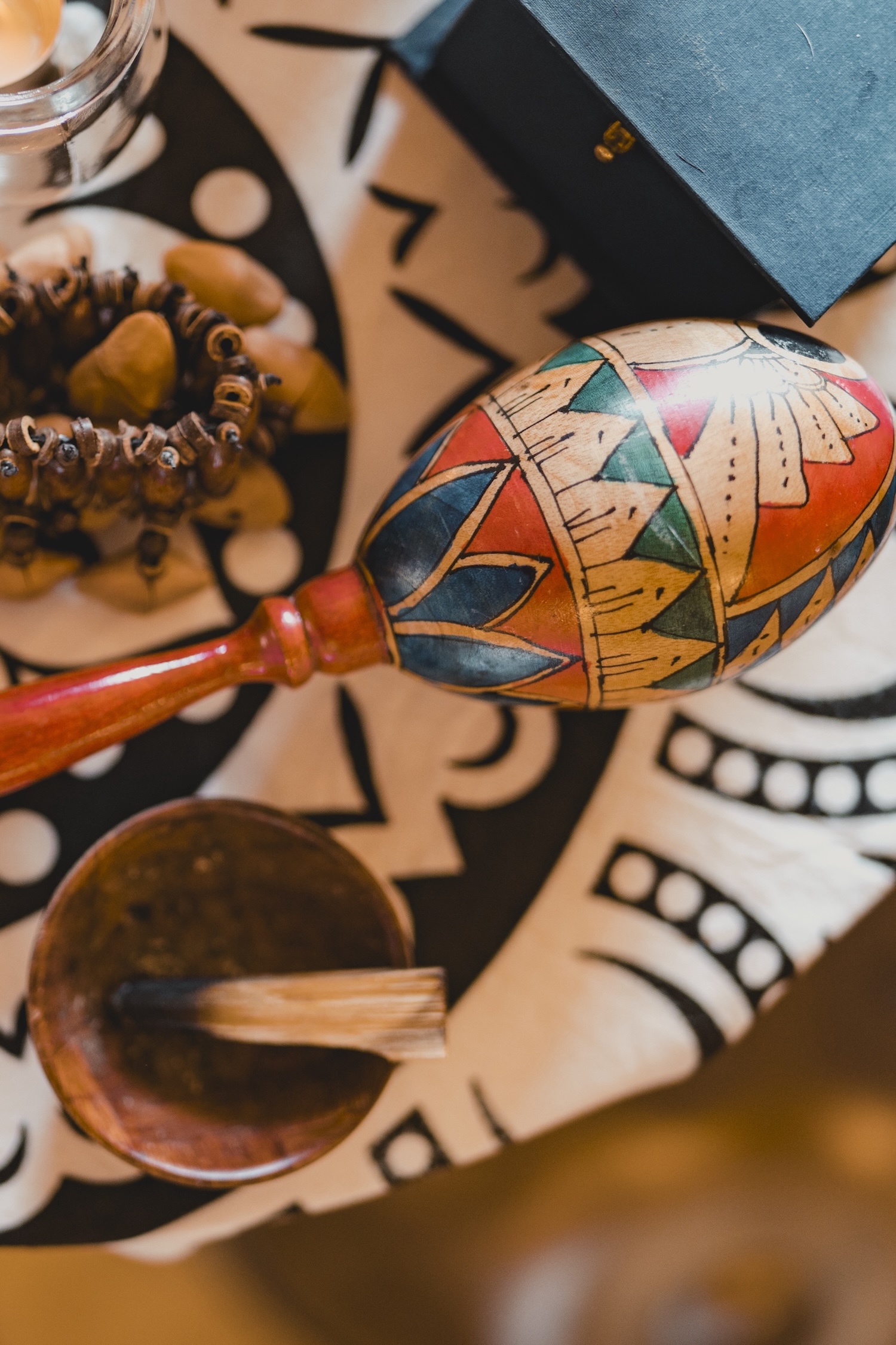 event: Liebevolle Details, wie Rasseln und Palo Santo stehen den Teilnehmenden zur Verfügung. - ECSTATIC DANCE TÜBINGEN | ECSTATIC EXPERIENCE: DANCE, FOOD, SOCIALIZE