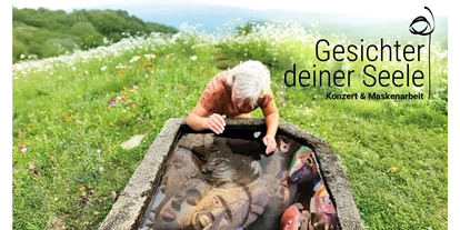 events - Köln Dellbrück - Eine Frau, die im Brunnen verschiedene Masken beschaut. - Gesichter deiner Seele