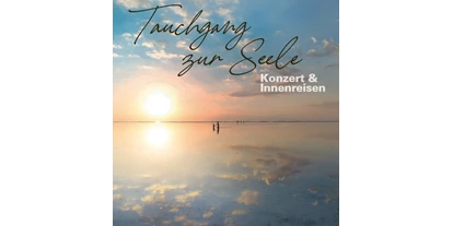 events - Kategorie: Musik - Zülpich - Abendsonne am Meer. Zwei Menschen waten durchs Wasser. - Tauchgang zur Seele