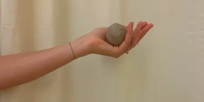 events - Köln Dellbrück - In einer kleinen, persönlichen Gruppe verbinden wir die Sanftheit des Yoga mit der Kreativität des Töpferns. Eine sanfte Yin-Yoga-Praxis mit Fokus auf Frauengesundheit trifft auf die erdende Arbeit mit Ton. Mit deinen Händen formst du in Ruhe ein Gefäß – ein achtsamer Prozess, der dich erdet und deine Kreativität ins Fließen bringt. - Clay & Yoga