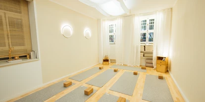events - Köln Dellbrück - Ein Raum für Frauen*, für Sanfheit, Verbindung, Achtsamkeit, und innere Balance.
LUMI .Studio ist ein liebevoll gestalteter Ort, geschaffen für dich und dein Sein.
In achtsamen Yogastunden, sanften Berührungen, künstlerischem Ausdruck und weiblich* orientierten Heilmethoden begleite ich dich auf deinem Weg zu mehr Körperbewusstsein, Ruhe und Lebendigkeit.
Schön, dass du da bist. - Lumi Studio