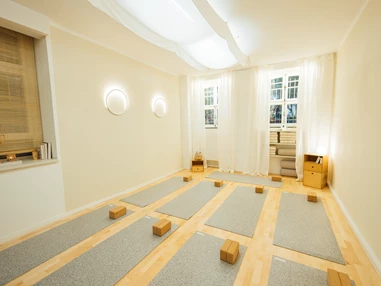 location: Ein Raum für Frauen*, für Sanfheit, Verbindung, Achtsamkeit, und innere Balance.
LUMI .Studio ist ein liebevoll gestalteter Ort, geschaffen für dich und dein Sein.
In achtsamen Yogastunden, sanften Berührungen, künstlerischem Ausdruck und weiblich* orientierten Heilmethoden begleite ich dich auf deinem Weg zu mehr Körperbewusstsein, Ruhe und Lebendigkeit.
Schön, dass du da bist. - Lumi Studio