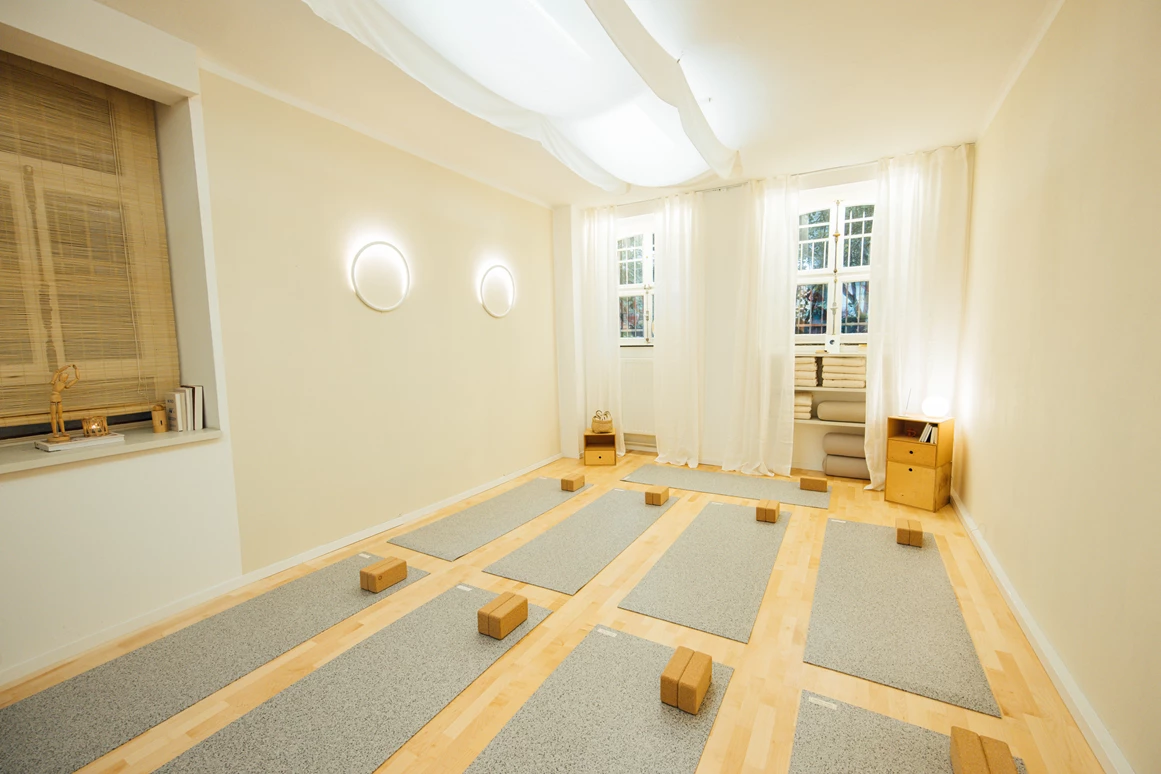 location: Ein Raum für Frauen*, für Sanfheit, Verbindung, Achtsamkeit, und innere Balance.
LUMI .Studio ist ein liebevoll gestalteter Ort, geschaffen für dich und dein Sein.
In achtsamen Yogastunden, sanften Berührungen, künstlerischem Ausdruck und weiblich* orientierten Heilmethoden begleite ich dich auf deinem Weg zu mehr Körperbewusstsein, Ruhe und Lebendigkeit.
Schön, dass du da bist. - Lumi Studio