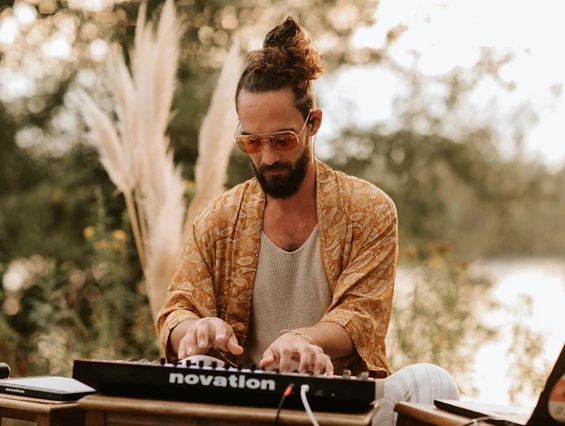 event: DJ Beat Bishop  - EQUINOX CELEBRATION: Nessi Gomes Live & Ecstatic Dance mit Beat Bishop