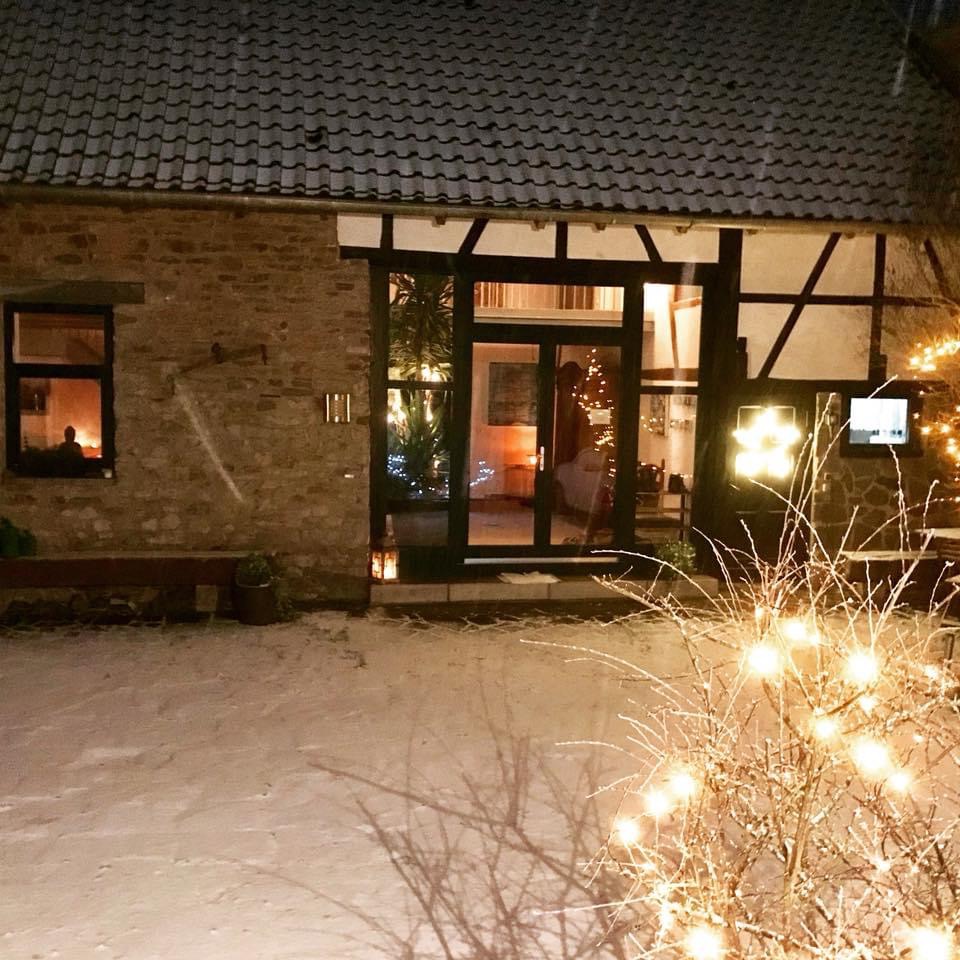 events - Kategorie: Gemeinschaft / Netzwerk / Kreis - Nordrhein-Westfalen - Romantischer Innenhof am Abend - Eifel-Yogaretreat für Frauen - Dein Neustart in 2026!