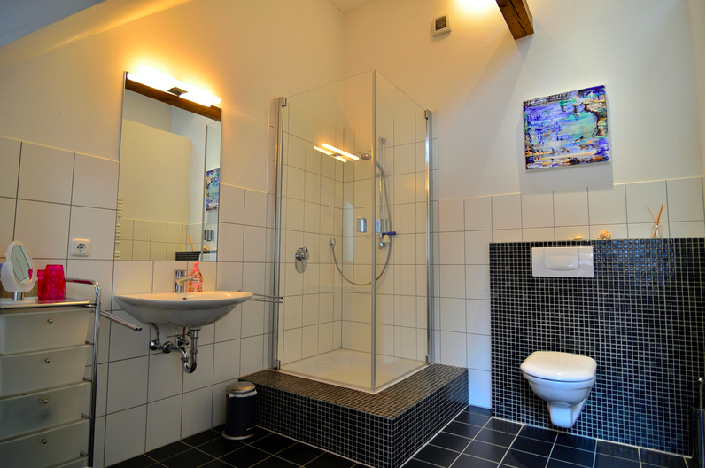 event: Je zwei Doppelzimmerteilen sich eines der modernen Bäder - Eifel-Yogaretreat für Frauen - Dein Neustart in 2026!