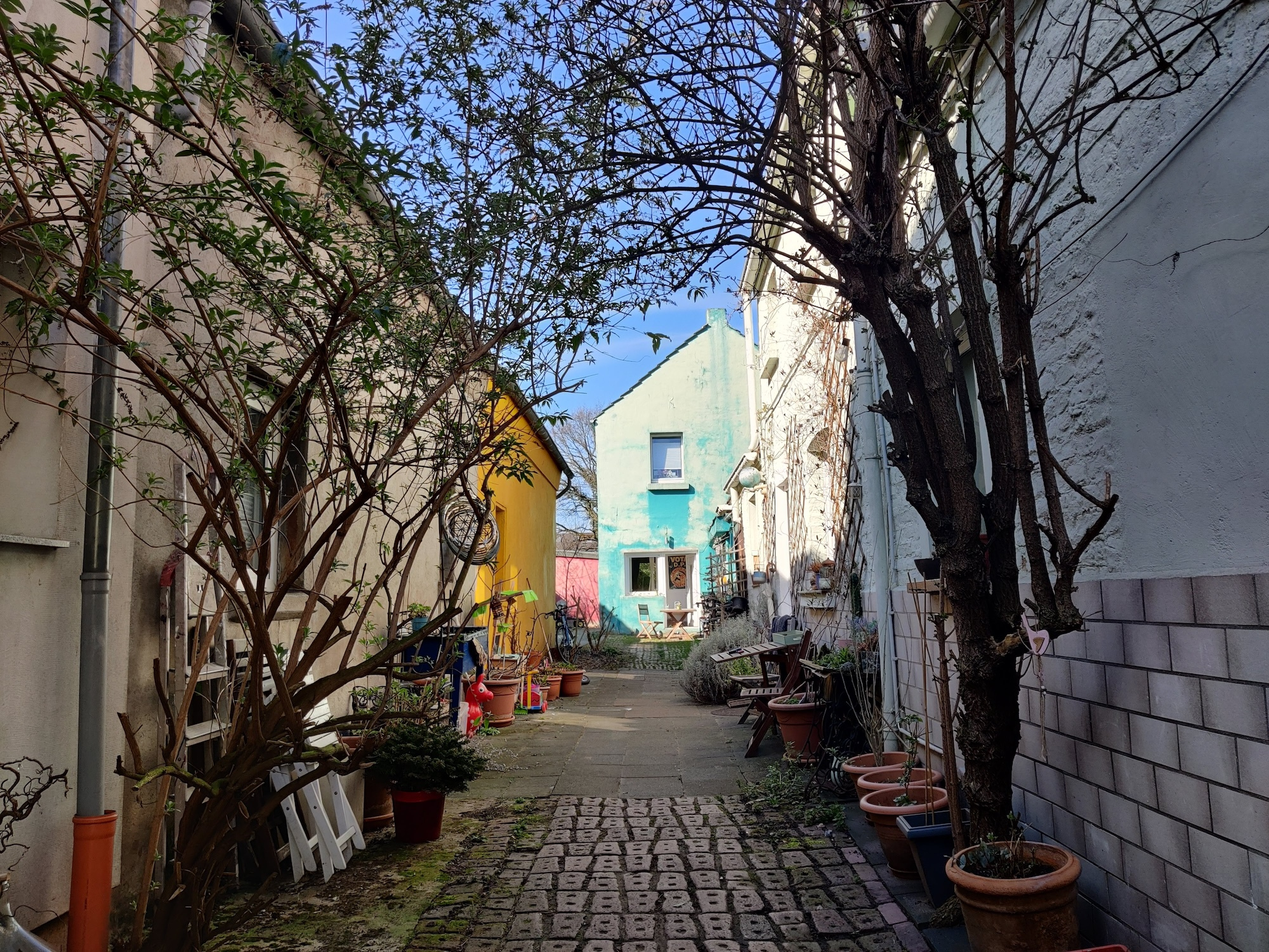 event: Alma Calma, der Weg durch den Hof - Bewusstheitsgruppe Köln  - Raum der Stille