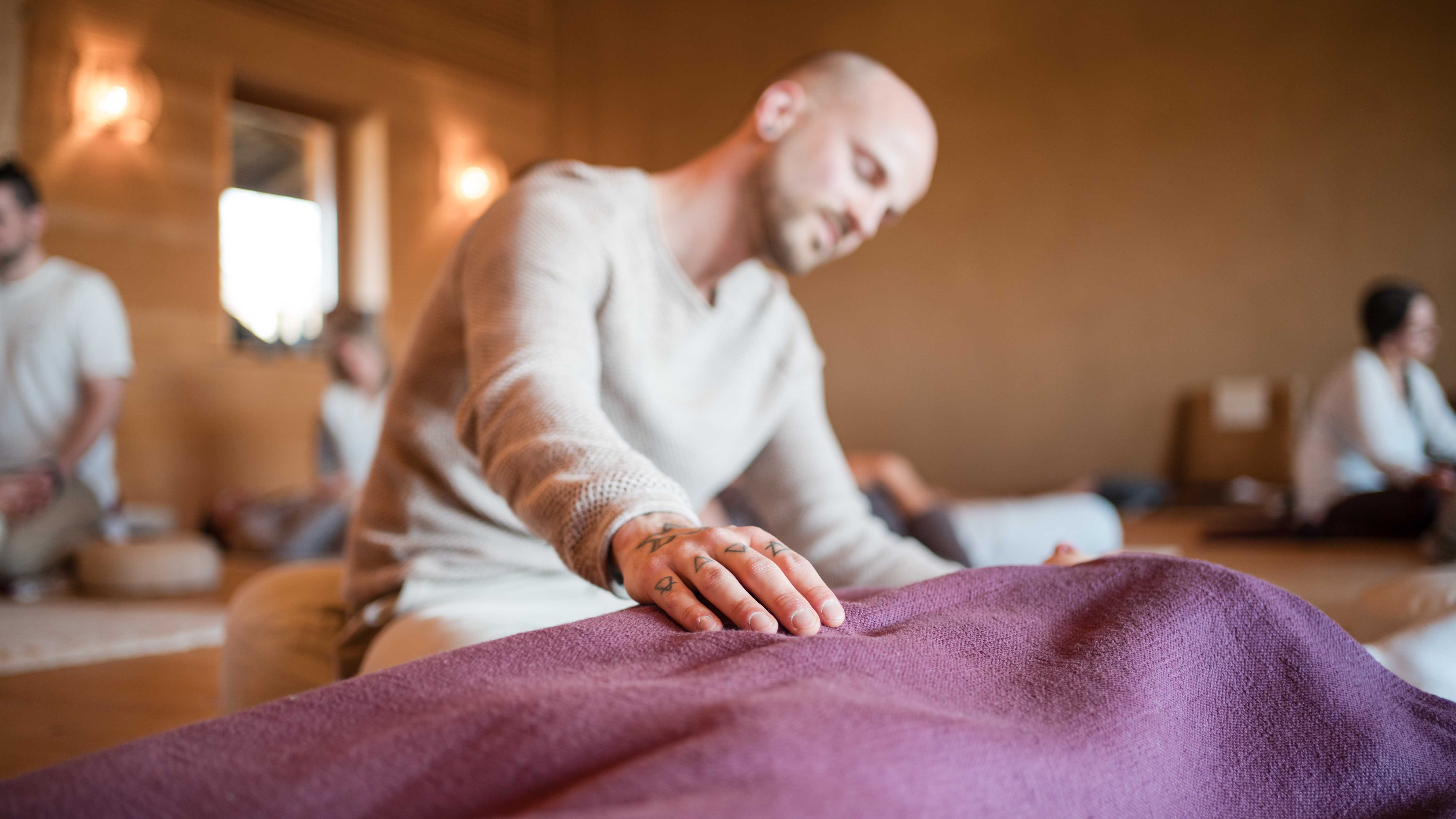 event: Eine kurze Berührung - als unglaublich starke Ressource.
Halt. Sicherheit. Verbundenheit.
Emotional. Energetisch.

Dann, wenn es gebraucht wird.
Dann, wenn es gewünscht ist.

 - Transformative Atemzeremonie - ConsciousConnectedBreathing