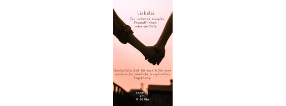 event: Liebelei - für Liebende, Couples, Freund*innen oder ein Date 
Samstag 2.11. 17-20 Uhr
2 Menschen die Händchen halten vor verschwommenen shiluetten einer Stadt - Liebelei 2.11.