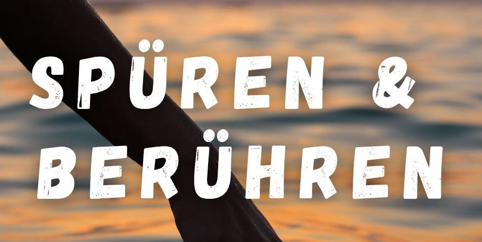 events - Kategorie: Kreieren - ocean sunset. hand softly touching the surface. Text: Spüren und Berühren - Spüren und Berühren 🤲