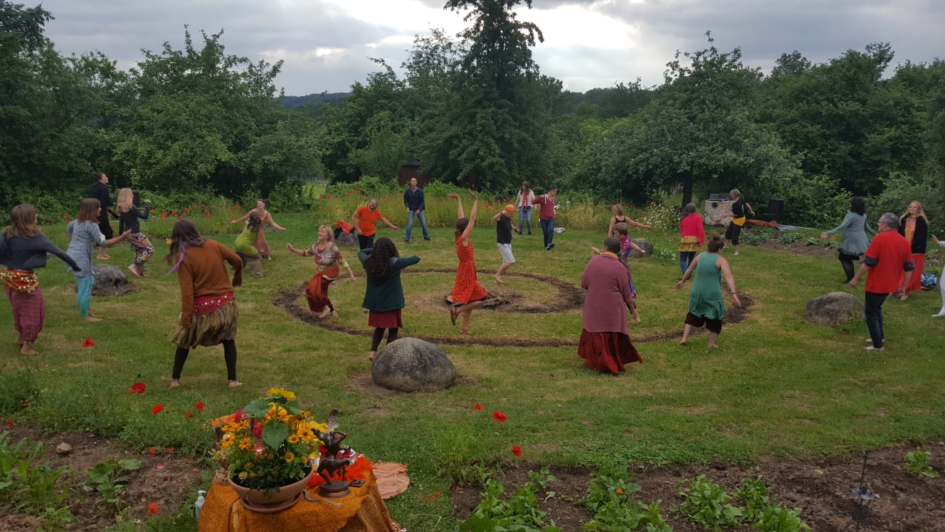 event: Frühlingstanz und Ritual ums Feuer, im wunderschönen Karamulis Garten