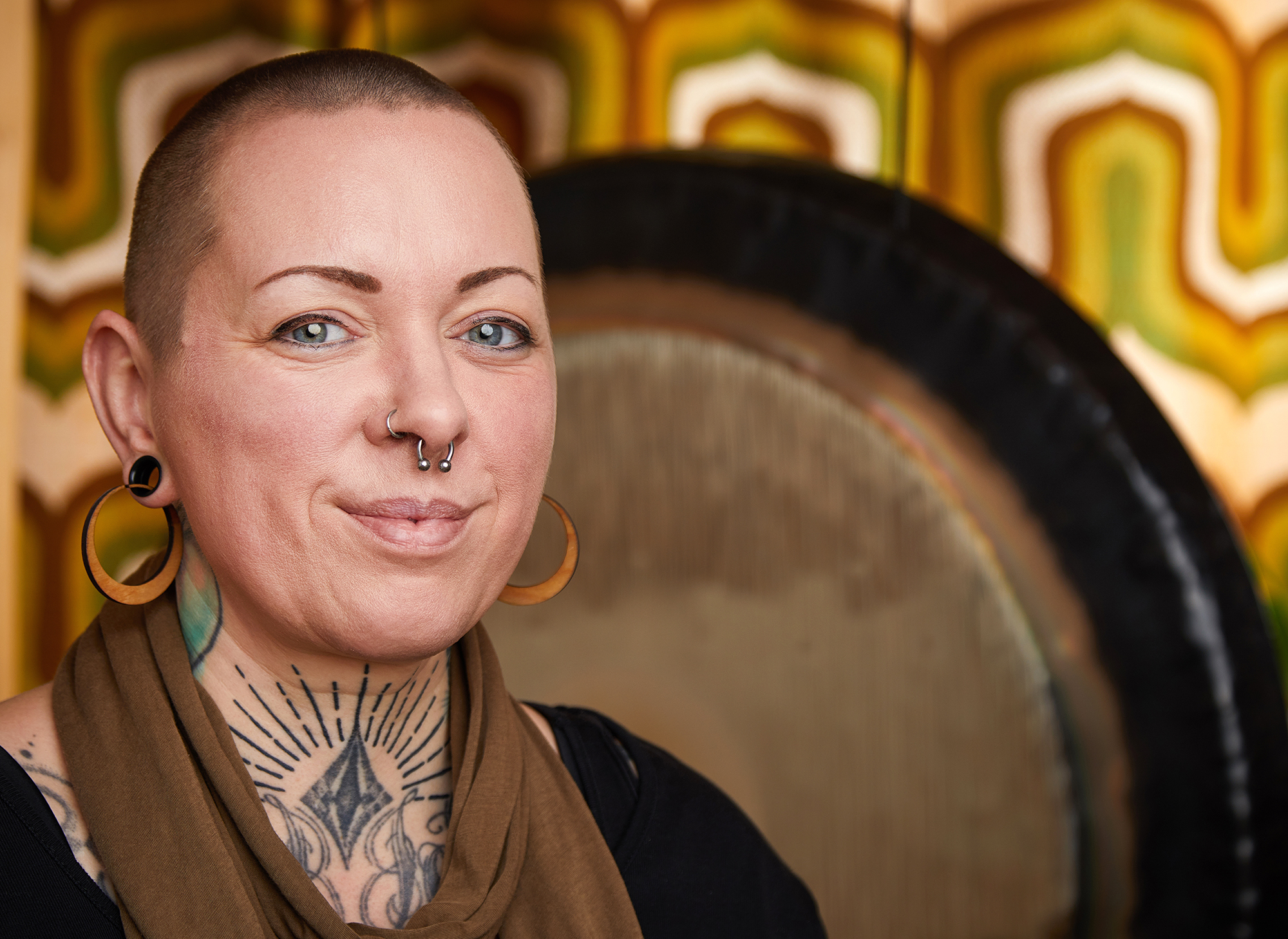 events - Kategorien: Meditation - Köln Lindenthal - ICH BIN SONJA.

Ich bin Tätowiererin, Yogalehrerin, Gongspielerin und mehr.

Bevor das Tätowieren zu meiner Berufung wurde, habe ich als Diplom-Sozialarbeiterin, NLP-Coach, Journalistin (unter anderem für das TätowierMagazin) und Autorin gearbeitet.
Um meiner Liebe zu Dotwork und seinen ver - Sonja Punktum